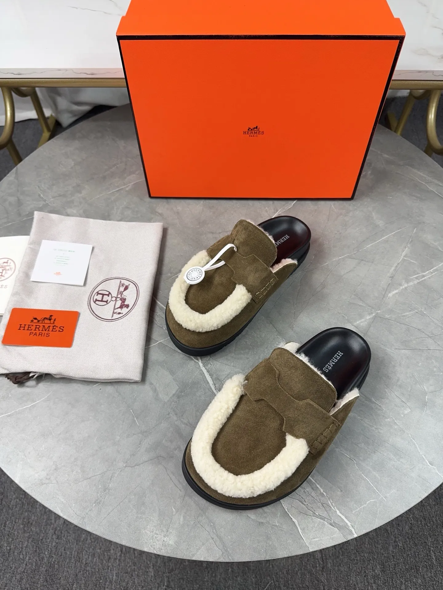 p460🐮🐮HERMES Birkenstock Mules🍬 Spring and summer really need versatile slippers. They have a casual and high-end feel, and the comfort is also great. The large toe design adds a playful feel, and the slip-on design is convenient and practical to wear. 🌷Upper: original high mercerized cow velvet 🌷Inner lining: wool 🌷Outsole: original TPU water platform + rubber film combination 🌷Number of sizes: women's size 35-40 (40-41 -42 is not returnable) men's size: 38-45 (45 is not returnable)
